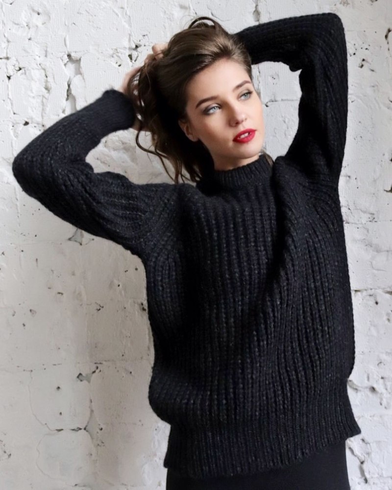 Черный вязаный свитер женский