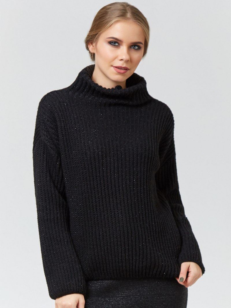 Черный вязаный свитер