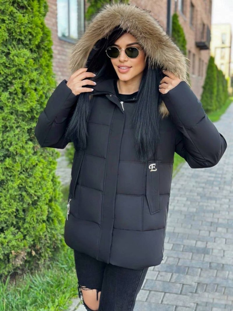 Японский юноша в пуховике с мехом