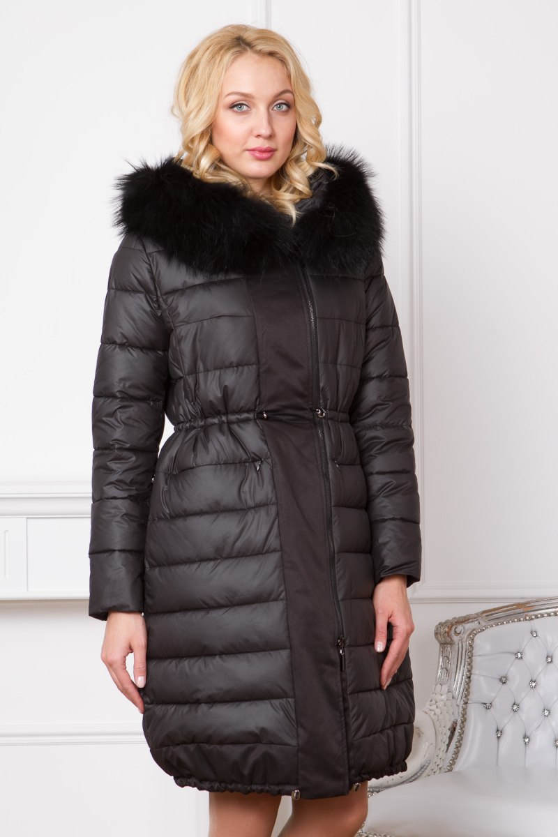Черный пуховик с мехом енота