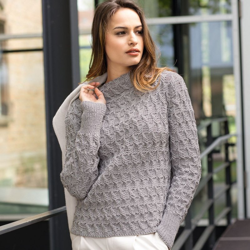 Серый джемпер женский спицами
