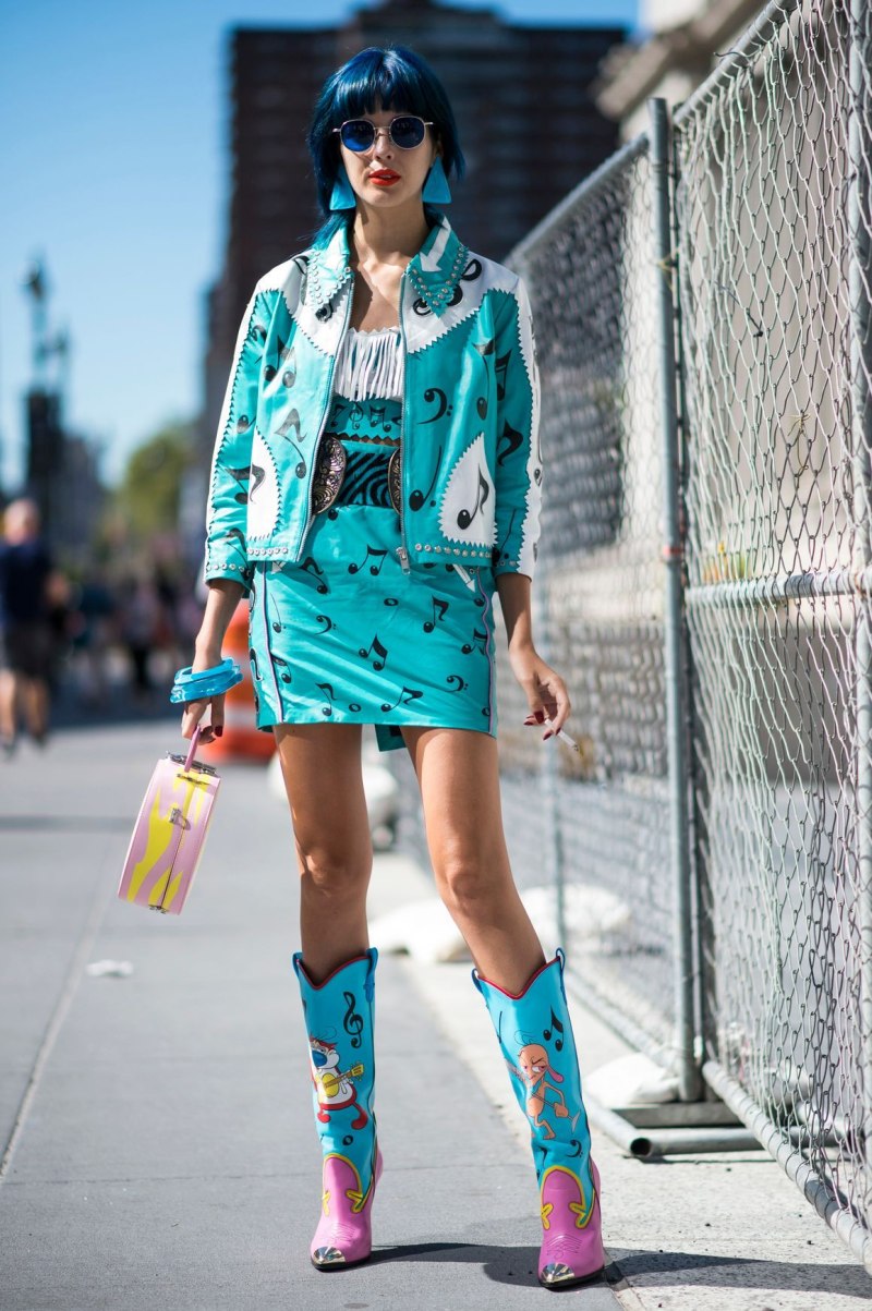 Девушка в яркой одежде